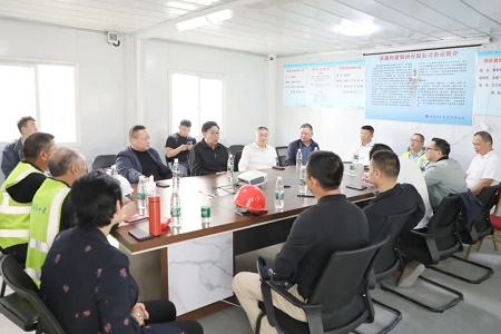 香港?，斞劭萍瘓F副總裁李春山與參建單位負(fù)責(zé)人座談